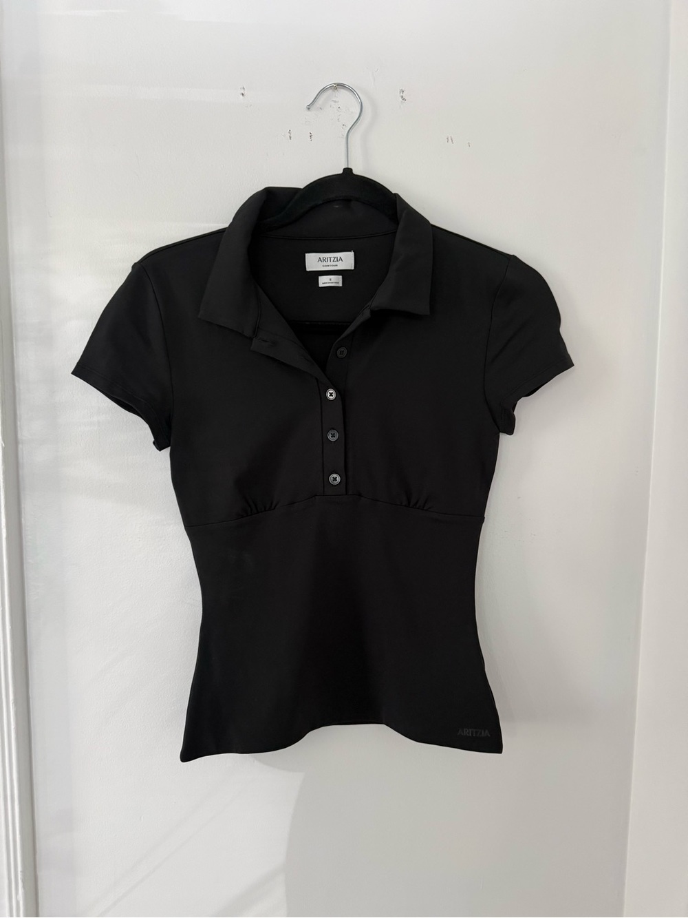 Aritzia contour flyer polo tshirt in black